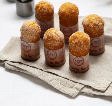 O icónico Bolo de Arroz, um dos bolos preferidos dos portugueses, é também um ex-libris da Confeitaria Nacional. E agora em versão mini.